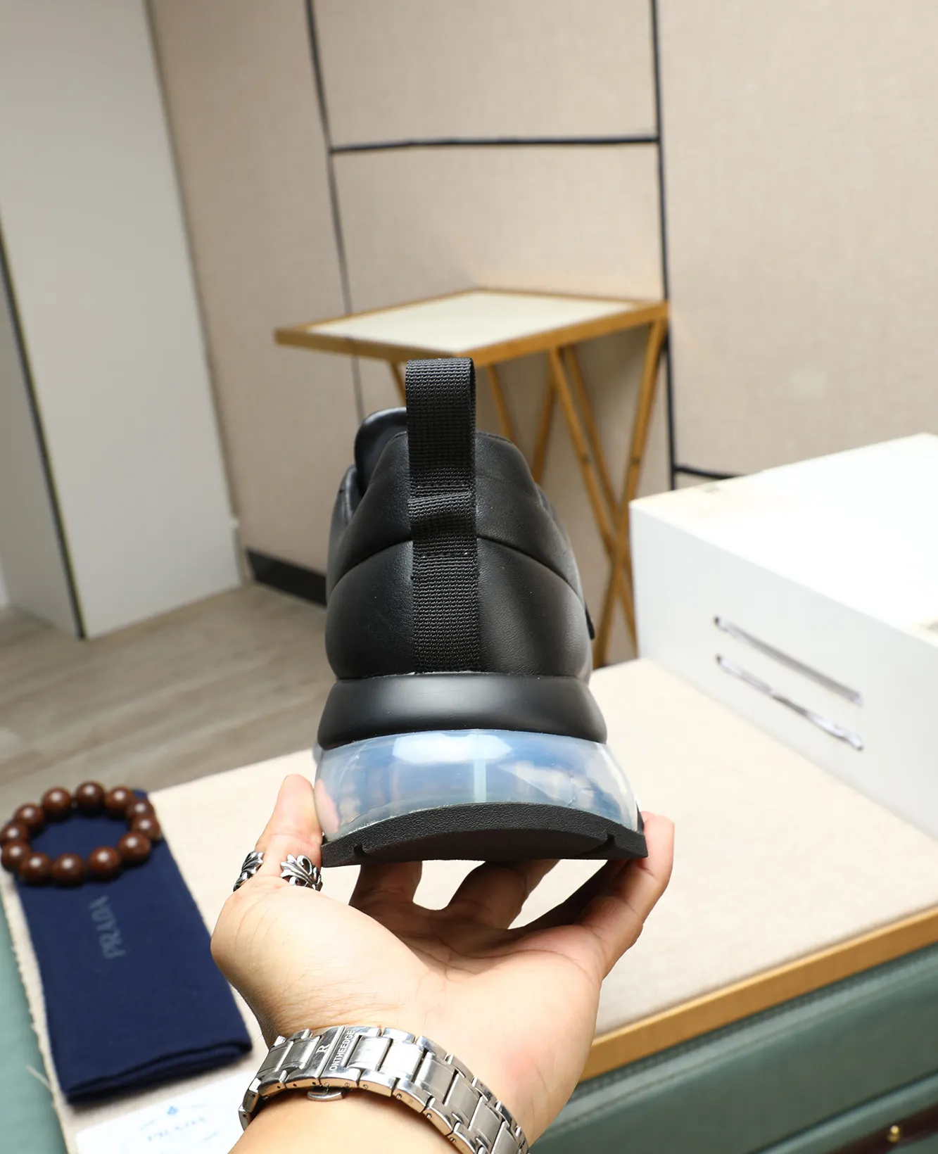 Men's shoes 💰640 high version official website popular models are on the market, 🆘 The trendy brand (Prada) mainly promotes popular models, avant-garde and versatile fashion men's shoes private version mold opening, cowhide surface splicing 1:1 replica... fashionable and simple, original imported cowhide lining cowhide feet; the atmosphere and personality are more fashionable, eye-catching and pursuing class. It will subvert the old ideas and be a must-have for fashion trendsetters with you! Must keep it for yourself! Tall and comfortable, large and low, high-end quality workmanship. Code number: 39-44 (38 45 46 customized)